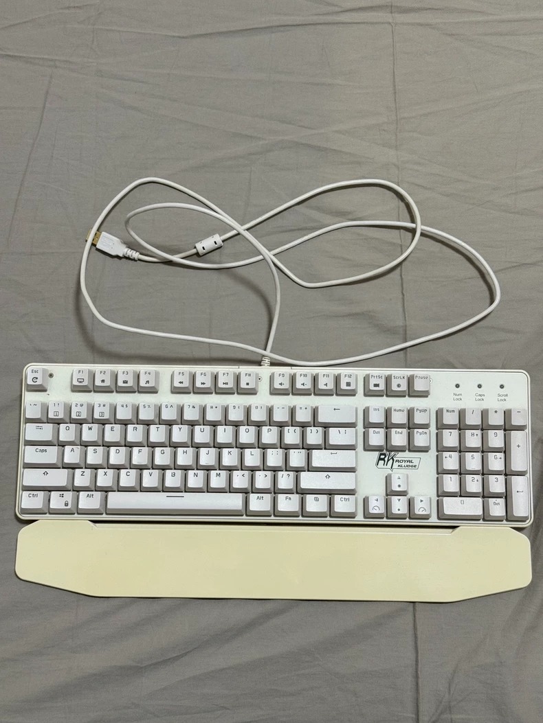 RK RG-920机械键盘,白色青轴(混光版),带RGB背光。 键盘成色很新,按键手感舒适,灯光效果很棒。配套原装腕托,打字很舒服。 有线连接,接口是USB RK RG-920机械键盘,白色青轴(混光版),带RGB背光。 键盘成色很新,按键手感舒适,灯光效果很棒。配套原装腕托,打字很舒服。 有线连接,接口是USB